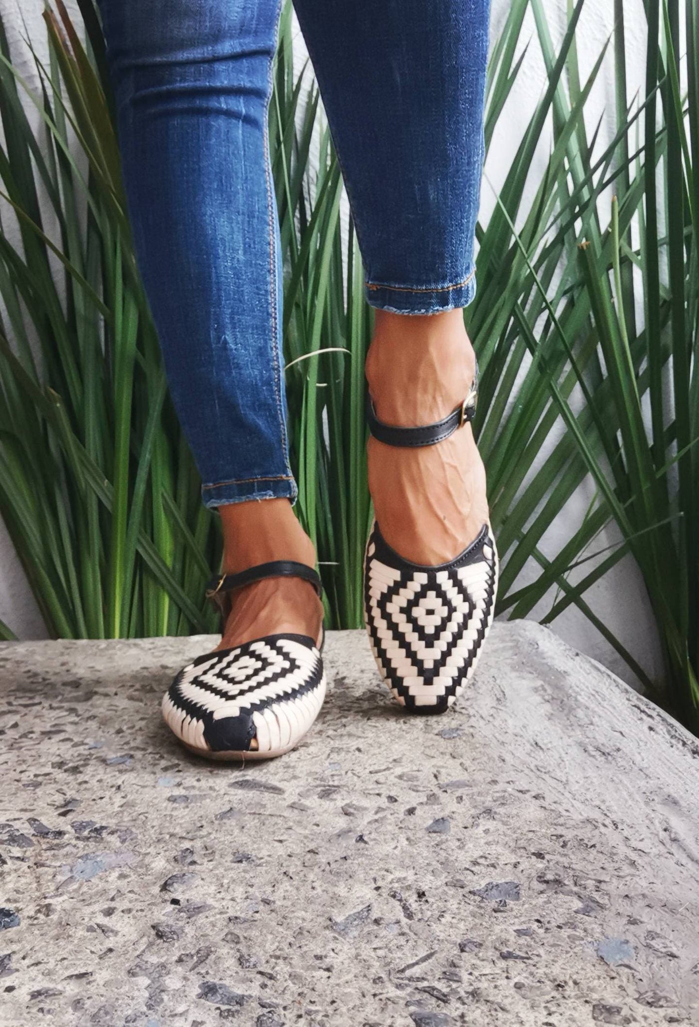 White Black Sandal Vintage Hippie Mexican Style Huaraches Mexican